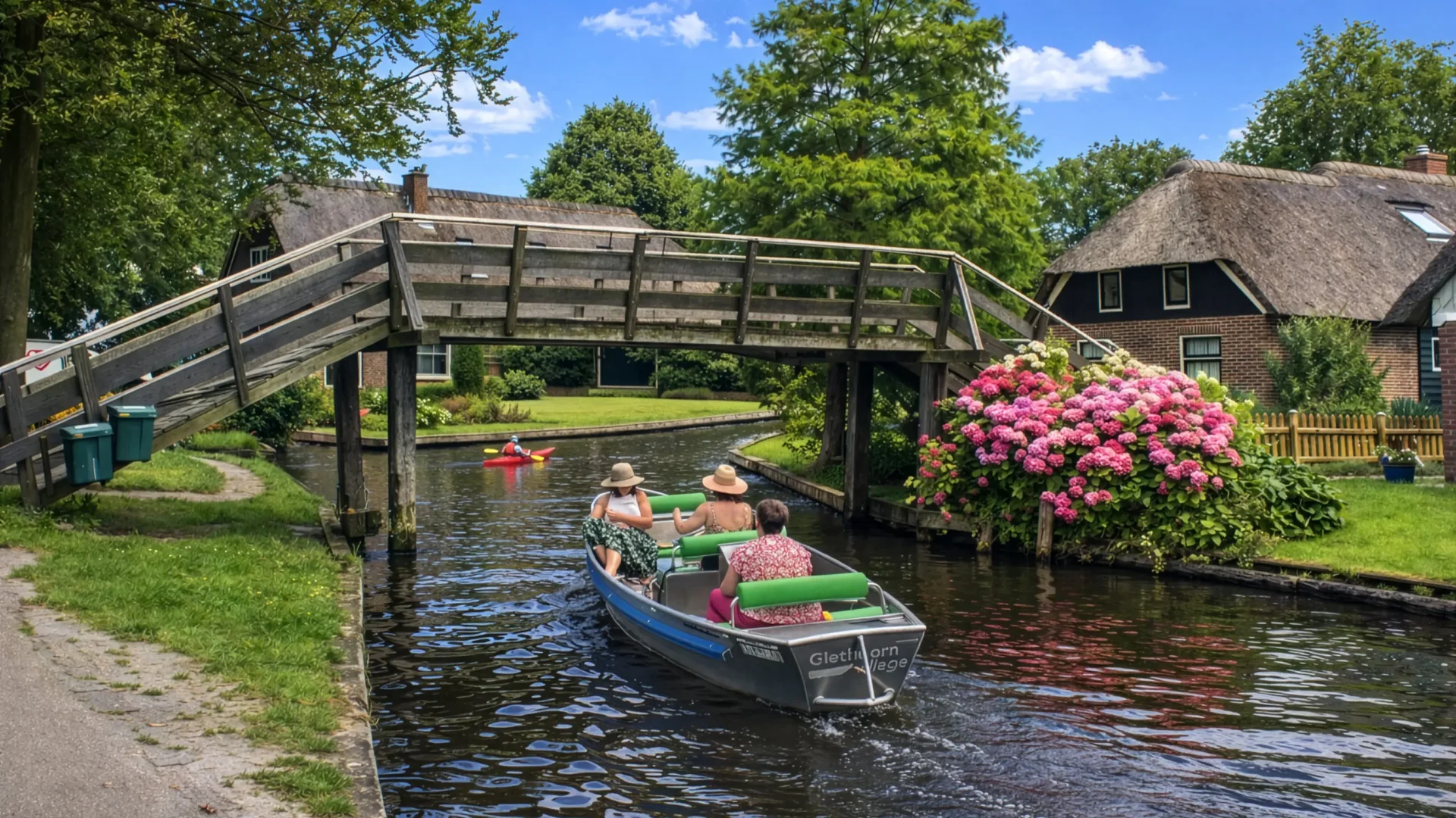 Både i en kanal i Giethoorn, booket til den ultimative Giethoorn-oplevelse