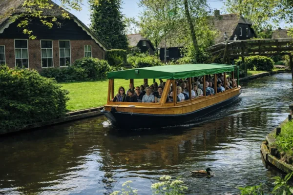 Giethoorn boat tours