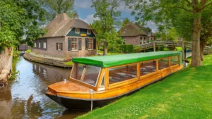 Rondvaartboot huren in Giethoorn