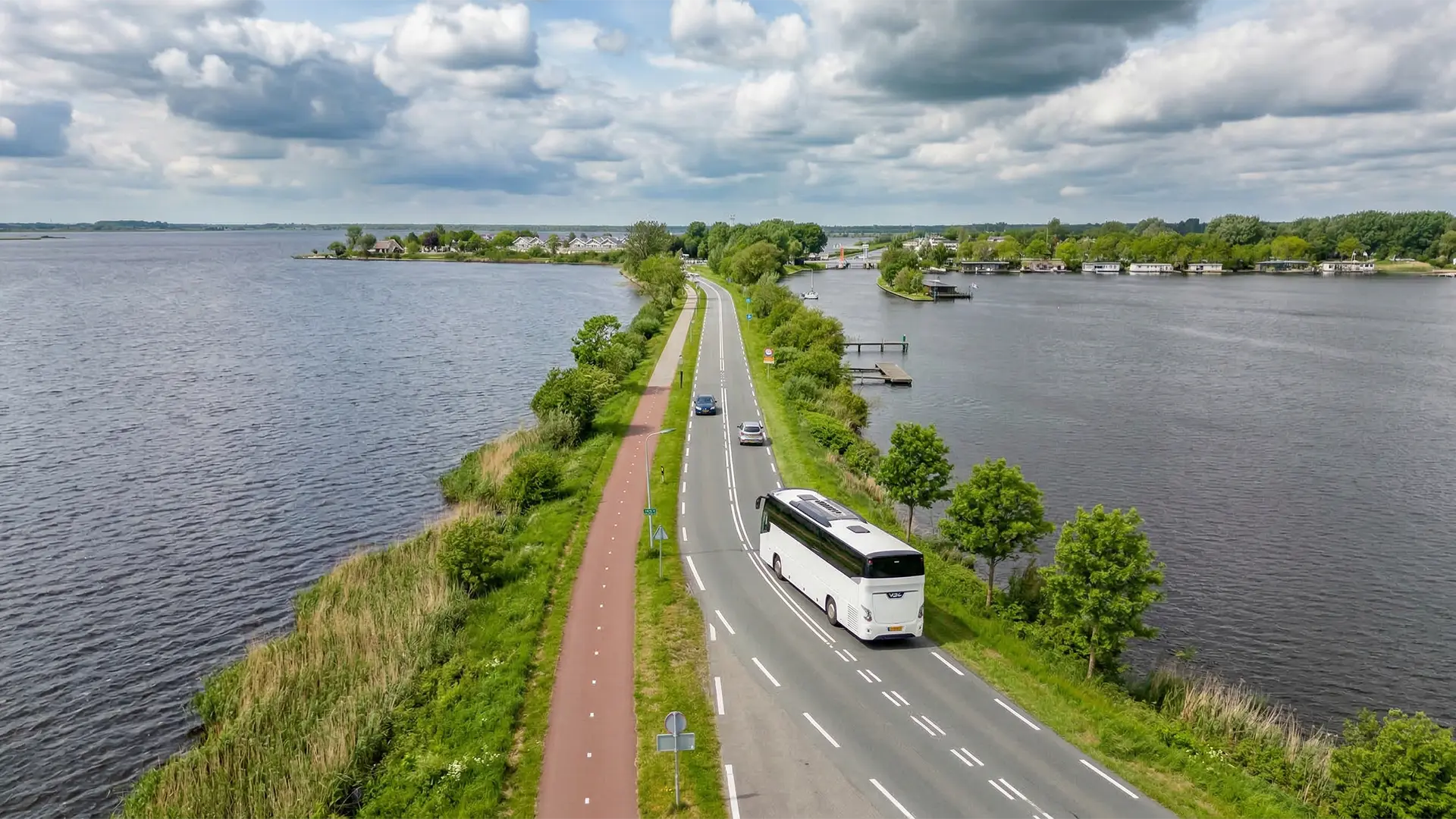 Bus tour round trip from Amsterdam to Giethoorn